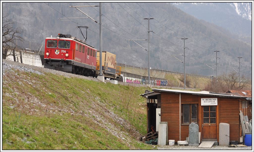 Ge 6/6 II 706  Disentis/Mustr  mit einem Kurzgterzug bei Zizers. (08.04.2013)