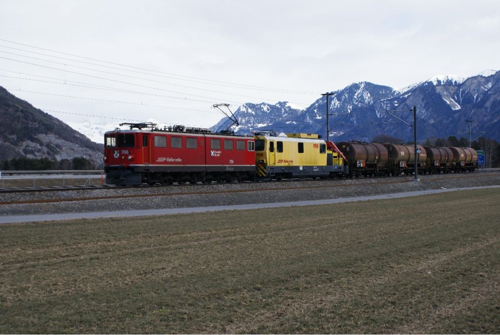 Ge 6/6 II 706 zieht am 22.2.10 einen Gterzug, an dessen Spitze sich auch noch der Xmf 2/2 9918. Das Bild entstand in Felsberg.