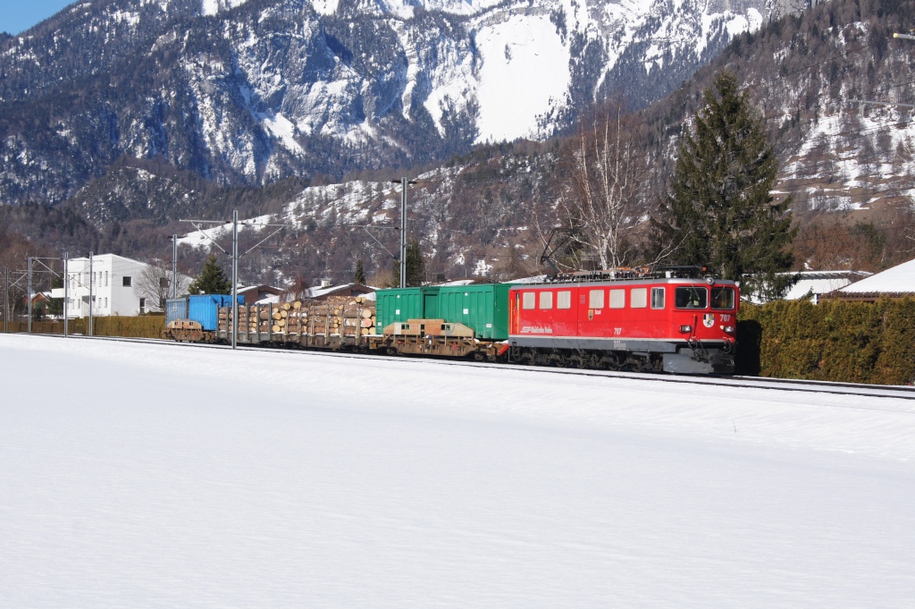 Ge 6/6 II 707 befindet sich am 21.2.12 mit einem Gterzug in Domat/Ems.