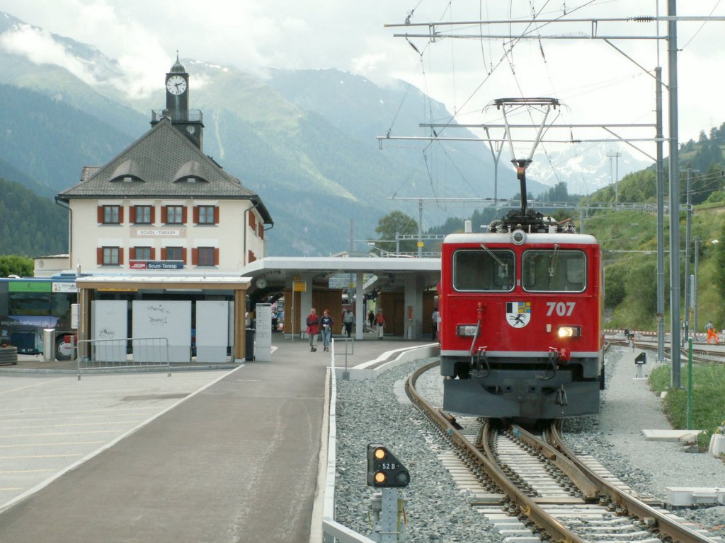 Ge 6/6 II 707 beim umsetzen im Endbahnhof Scuol-Tarasp am 06.07.10