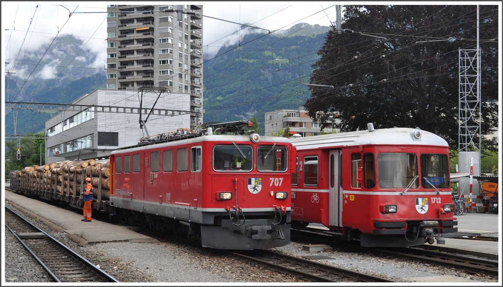 Ge 6/6 II 707  Scuol  ist mit einem Holzzug aus dem Prttigau in Landquart eingetroffen und kreuzt dort die S1 1518 nsch Schiers mit Steuerwagen 1712. (17.06.2012)