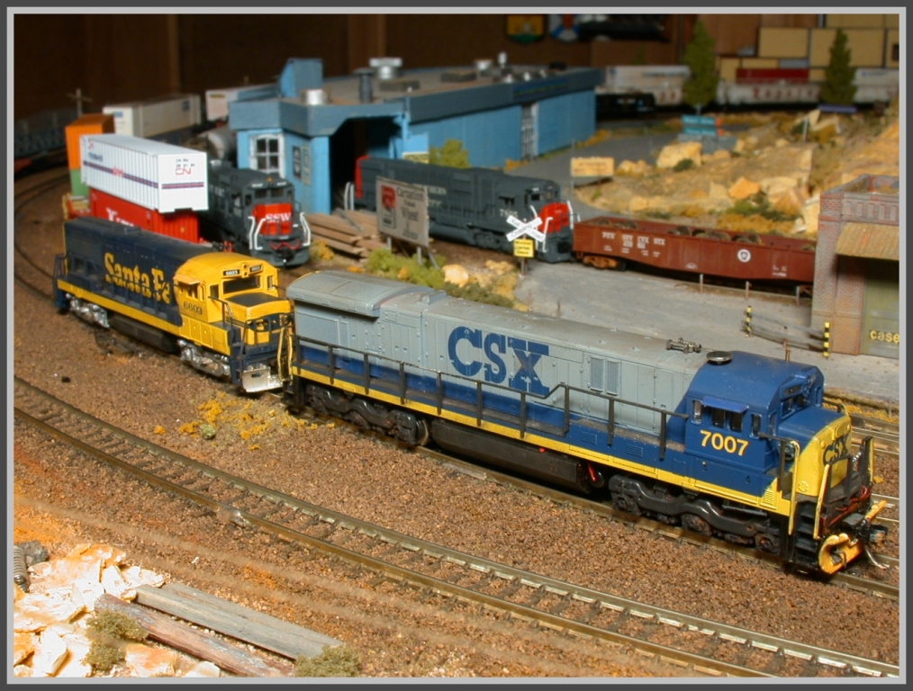GE C-30-7 CSX 7007 und U 25B Santa Fe 6603 in Flagstaff. (28.11.2010)