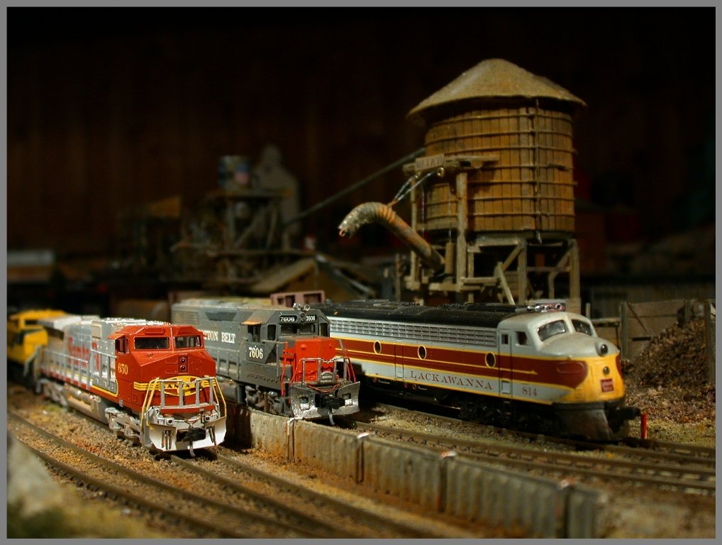 GE C 44-9W Dash 9 650 Santa Fe >Modell Kato<
EMD GP 40 4606 Cotton Belt >Modell Atlas<
EMD E8 814 Lackawanna >Modell Life Like<
(29.11.2009)