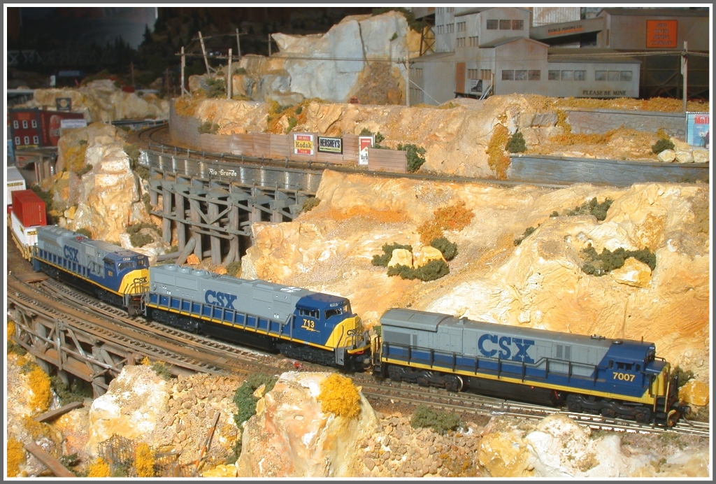 GE C30-7 CSX 7000, EMD SD 70MAC CSX 713 und EMD SD 80MAC CSX 801 in Huntington Mills. (29.11.2010)