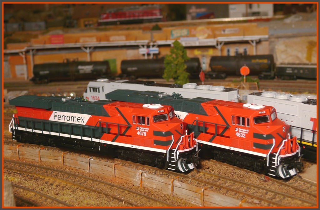 GE ES44AC 4678 und 4632 sind zwei Neuanschaffungen der Ferrocarriles Mexicanos. (16.11.2010)
