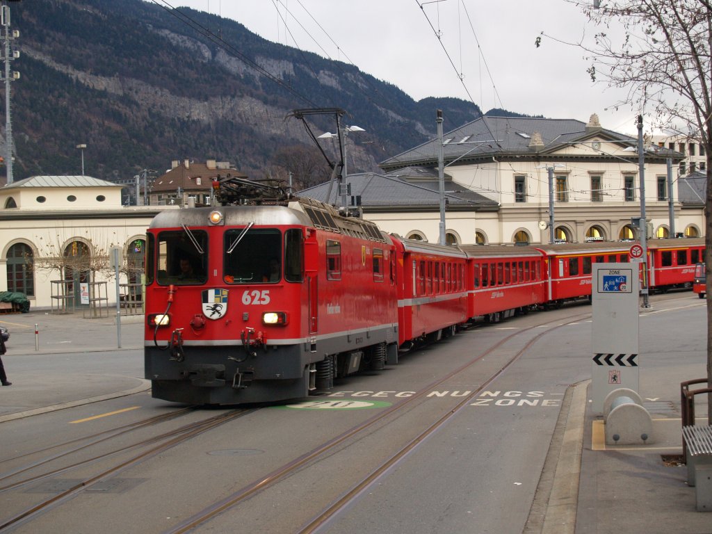 GE4/4II 625 mit RE richtung Albula vor dem Bahnhof in CHur am 29.12.2009