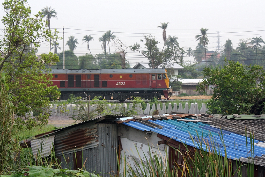 GEA 4523 am 13.M�rz 2011 kurz nach dem Bf. Taling Chan Junction in Richtung Bang Sue fahrend.