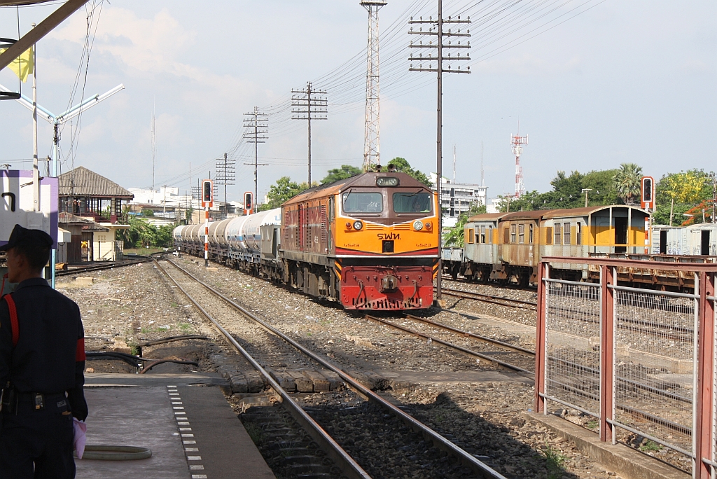 GEA 4523 (Co'Co', de, General Electric, Bj.1995) kommt am 17.Mai 2012 mit einem Gaskesselzug aus Richtung Thanon Chira Junction in den Bf. Nakhon Ratchasima.