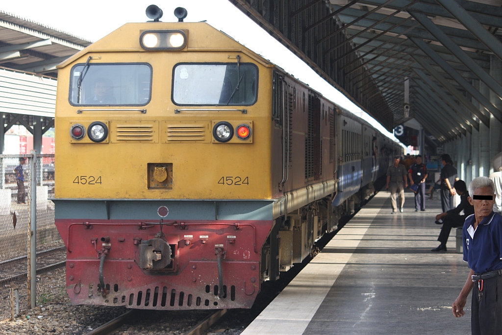 GEA 4524 (GE, Bauj. 1995) am Morgen des 28.Oktober 2010 im Bf. Hat Yai Junction.
