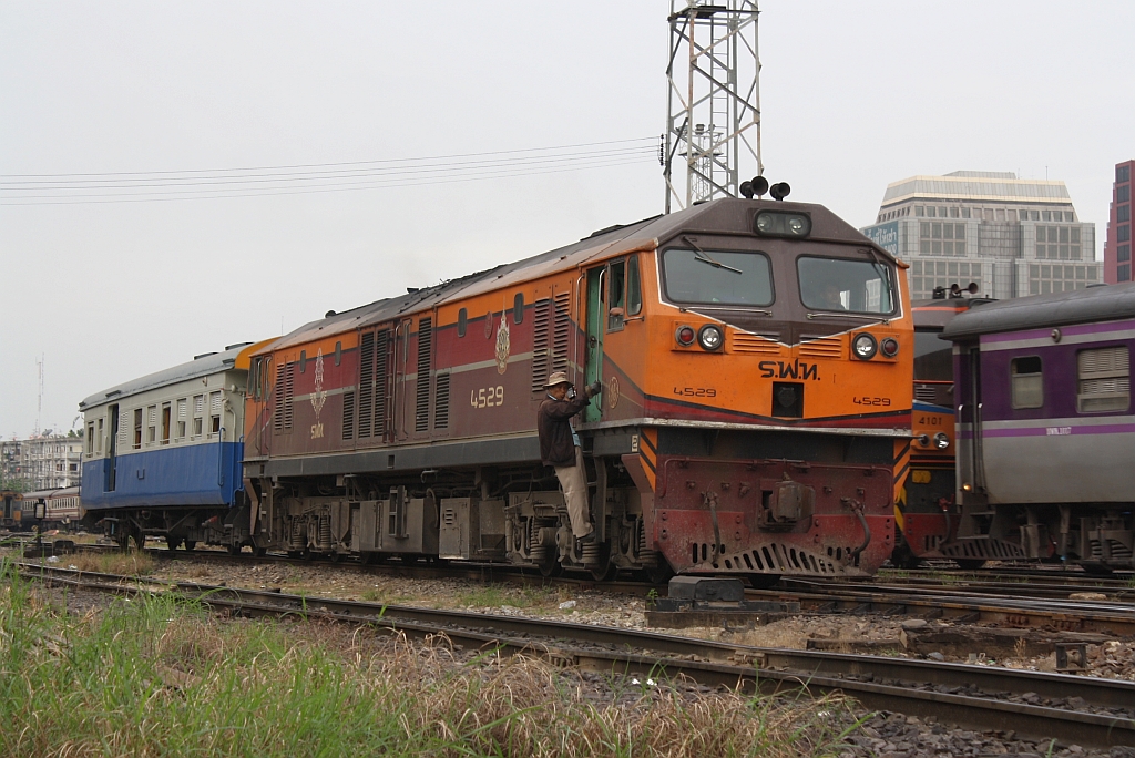 GEA 4529 (Co'Co', de, General Electric, Bj.1995) am 16.November 2012 beim Verschub im Bf. Hua Lamphong.