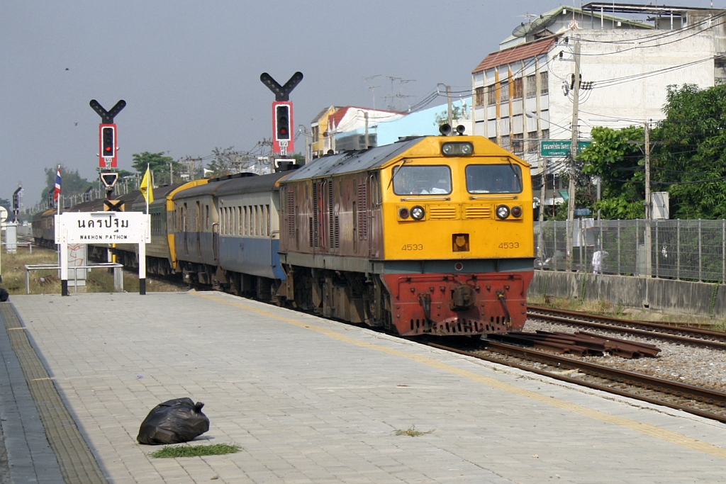 GEA 4533 (Co'Co', de, GE, Bj.1995) am 06.Mrz 2011 im Bf. Nakhon Pathom.