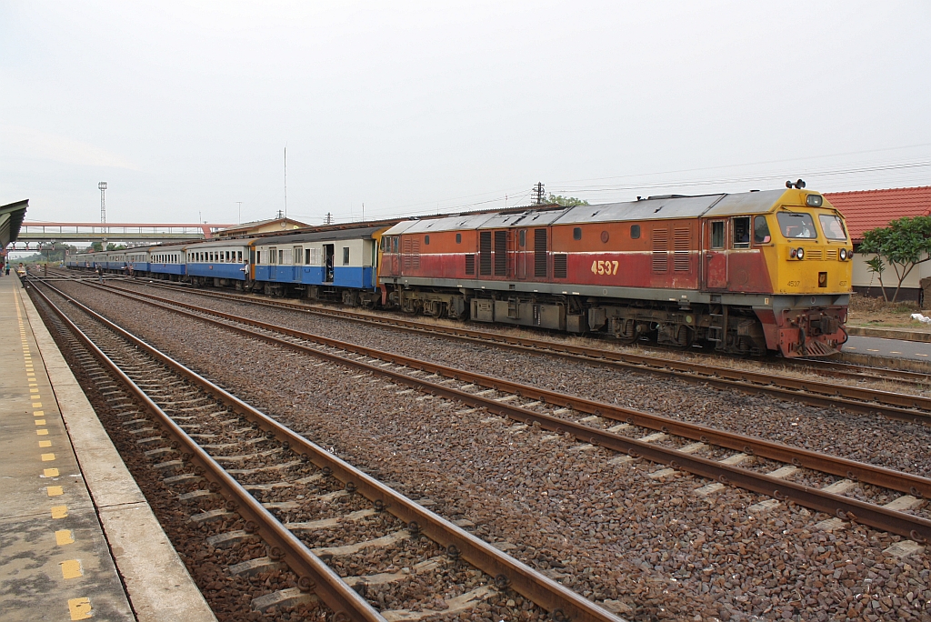 GEA 4537 mit dem RAP 136 (Ubon Ratchathani - Bangkok) am 23.August 2010 im Bf. Ban Phachi.
