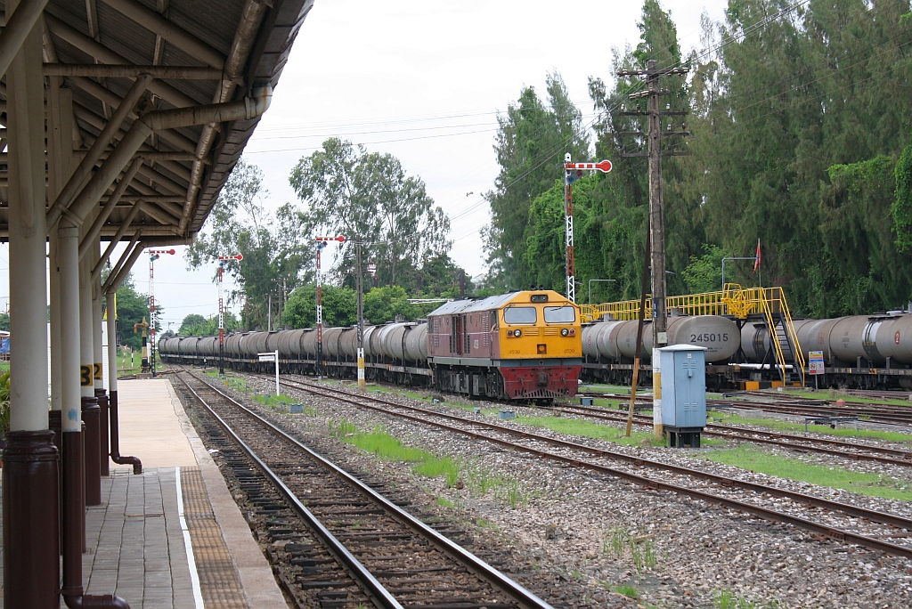 GEA 4539 (Co'Co', de, General Electric, Bj.1995) fährt am 16.Juni 2011 mit einem Kesselwagenzug in die Khon Kaen Station ein.