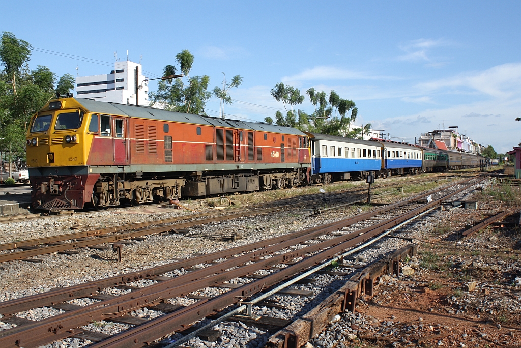 GEA 4540 mit dem EXP 84 nach Bangkok am 24.Oktober 2010 im Bf. Trang.