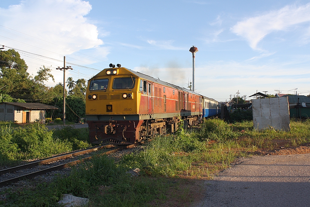 GEA 4540 mit dem EXP 84 nach Bangkok am 24.Oktober 2010 kurz nach der Ausfahrt aus dem Bf. Trang.