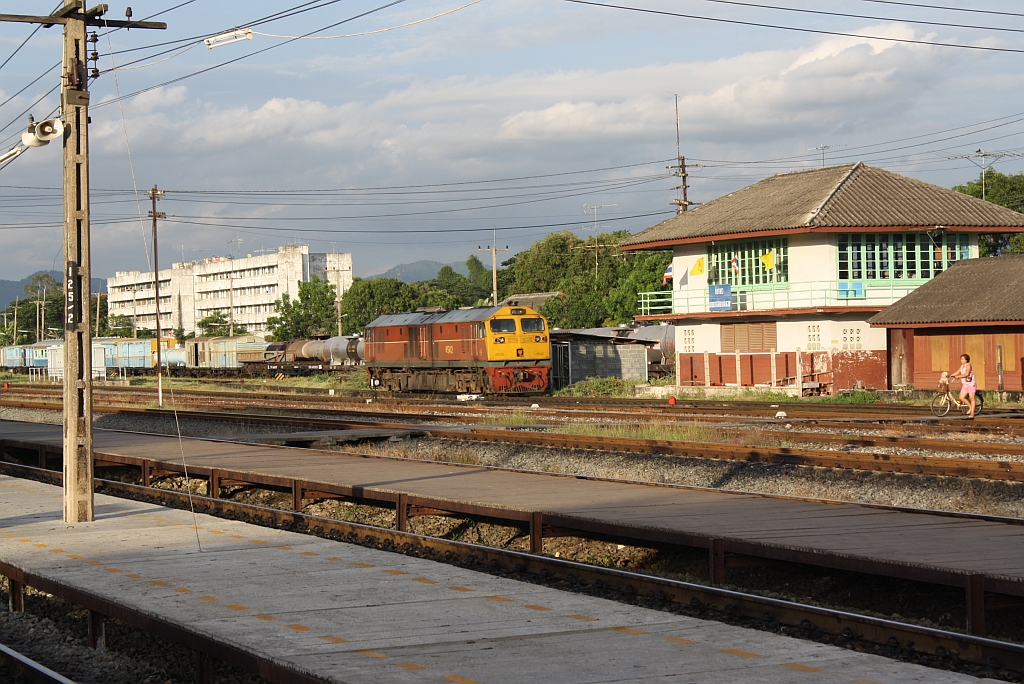 GEA 4542 (Co'Co', de, General Electric, Bj.1995) am 18.Juni 2011 beim Stellwerk im Bf. Kaeng Khoi Junction. 

