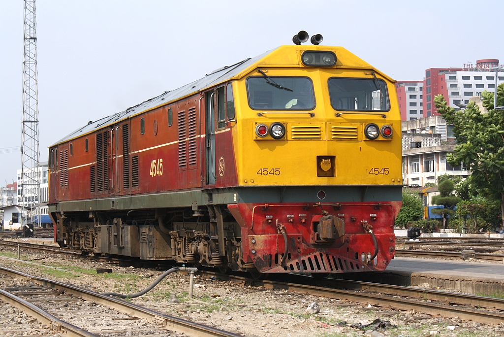 GEA 4545 (Co'Co', de, GE, Bj.1995) am 14.Mrz 2011 im Bf. Hua Lamphong.