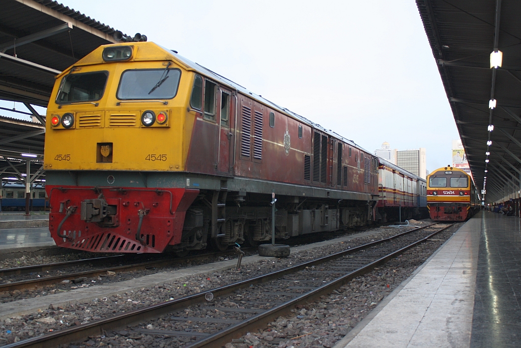 GEA 4545 (Co'Co', de, General Electric, Bj.1995) am 10.Mai 2012 im Bf. Hua Lamphong. Rechts im Hintergrund die HID 4518 (Co'Co', de, Hitachi, Bj.1993).

