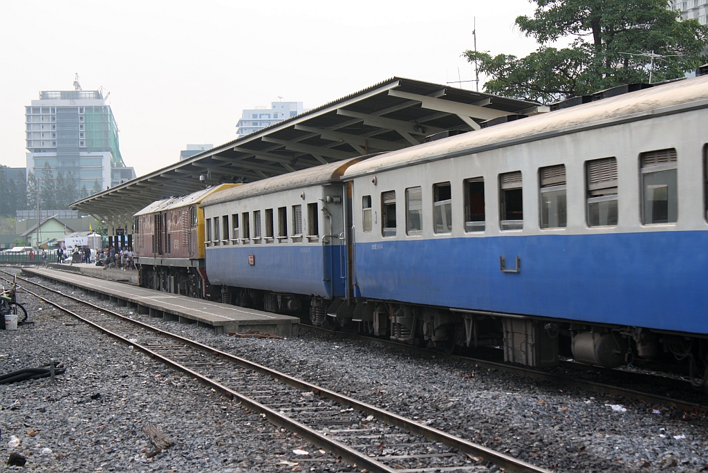 GEA 4546 (Co'Co', de, GE, Bauj. 1995) fhrt am 13.Mrz 2001 mit dem versptetem (102 min.) RAP 178 aus Lang Suan in den Bf. Thon Buri ein.