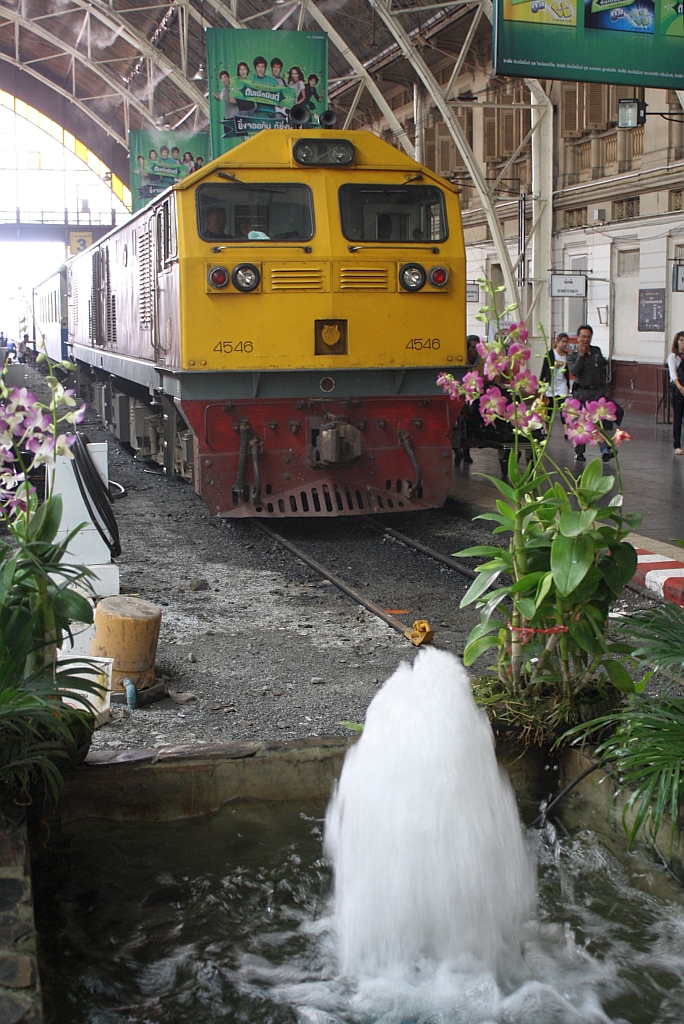 GEA 4546 (Co'Co', de, General Electric, Bj.1995) am 19.Mrz 2011 auf Gleis 3 in der Halle des Bf. Hua Lamphong. 

