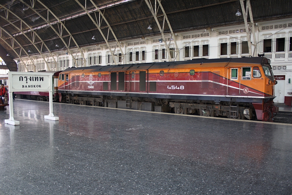 GEA 4548 (Co'Co', de, General Electric, Bj.1995) am 15.Mai 2012 in der Halle des  Bf. Hua Lamphong.

