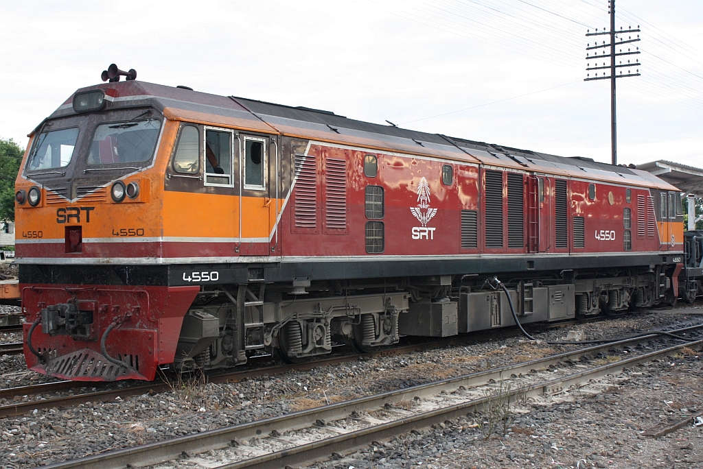 GEA 4550 (Co'Co', de, General Electric, Bj.1995) im neuen, grimmig blickendem Design (vermutlich um die bsen Geister abzuhalten) beim Tankstopp am 13.Juni 2011 im Bf. Nakhon Ratchasima.
Den passenden Videoclip zu dieser Szene gibt es unter: http://www.bahnvideos.eu/name/einzelbild/number/16880/kategorie/Thailand~Dieselloks~4523-4560++GEA.html

