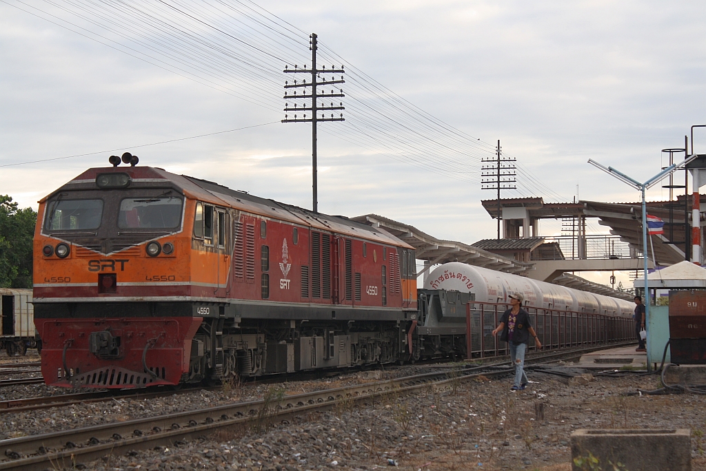 GEA 4550 (Co'Co', de, General Electric, Bj.1995) verlsst nach dem Tankstopp am 13.Juni 2011 mit einem Gaskesselzug den Bf. Nakhon Ratchasima. Den passenden Videoclip zu dieser Szene gibt es unter: http://www.bahnvideos.eu/name/einzelbild/number/16880/kategorie/Thailand~Dieselloks~4523-4560++GEA.html

