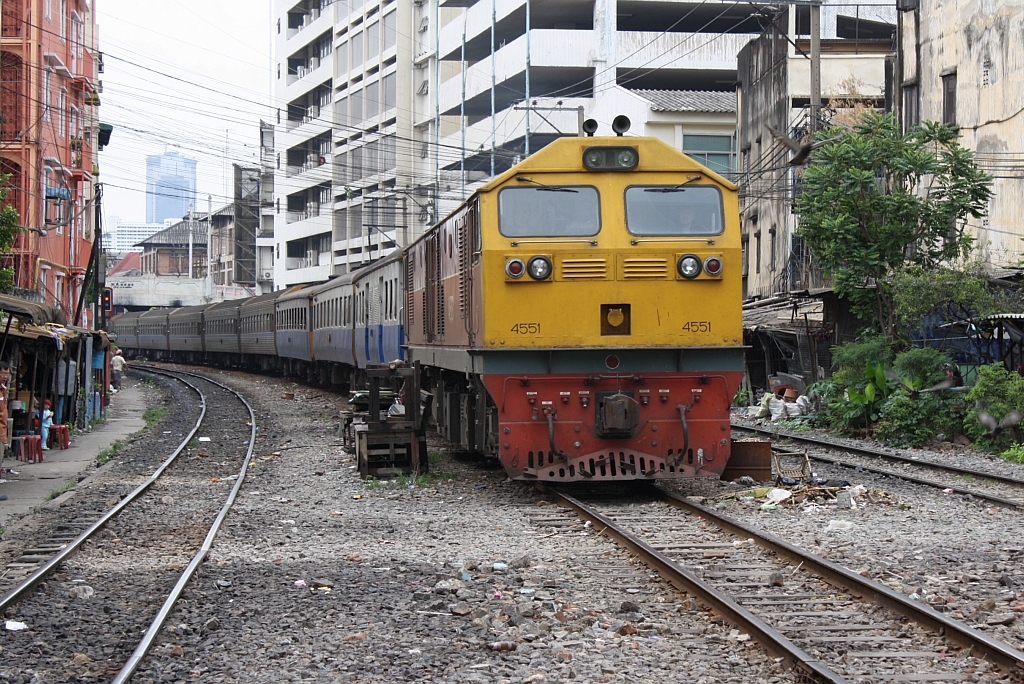 GEA 4551 (Co'Co', de, General Electric, Bj.1995) am 18.Mrz 2011 im Ein-/Ausfahrtsbereich des Bf. Hua Lamphong. 

