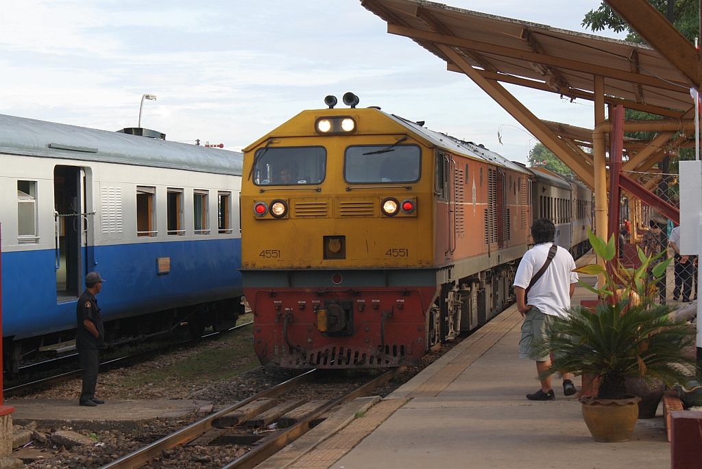 GEA 4551 (Co'Co', de, General Electric, Bj.1995) mit dem EXP 85 (Bangkok - Nakhon Si Thammarat) fhrt 24.August 2011 im Bf. Surat Thani ein.