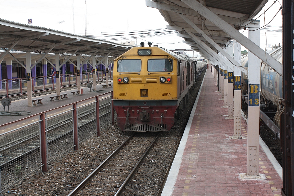 GEA 4552 (Co'Co', de, General Electric, Bj.1995) am 15.Juni 2011 im Bf. Nakhon Ratchasima.