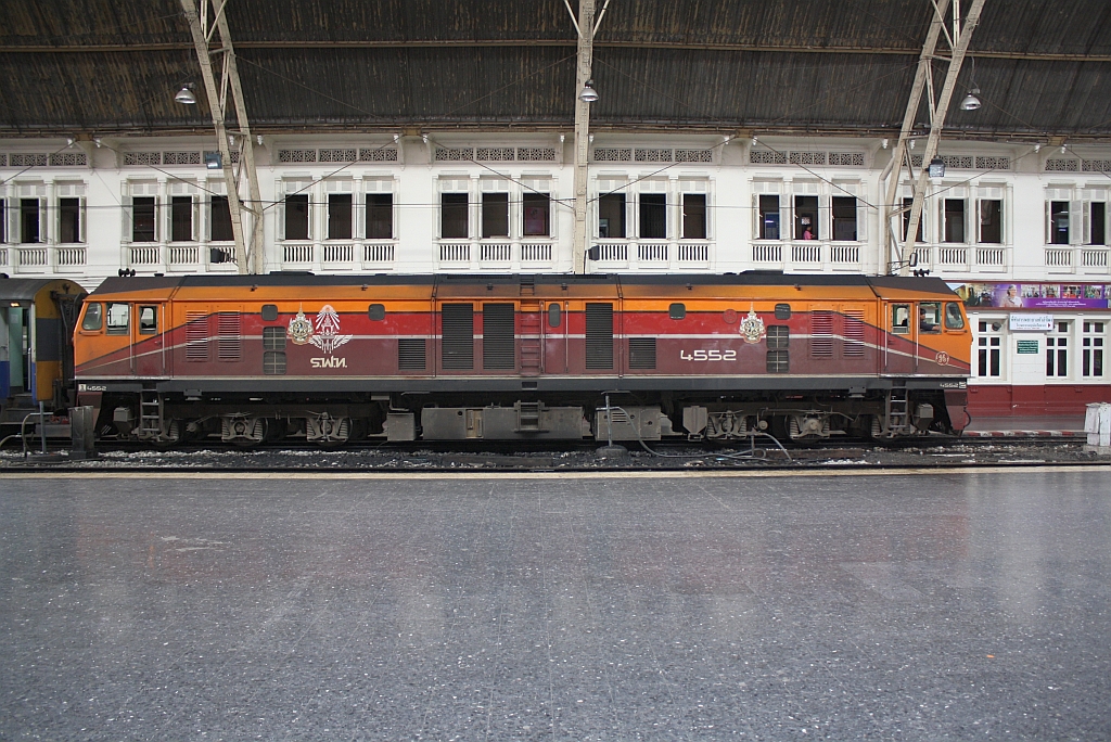 GEA 4552 (Co'Co', de, General Electric, Bj.1995) am 24.Juli 2012 in der Halle des Bf. Hua Lamphong. 

