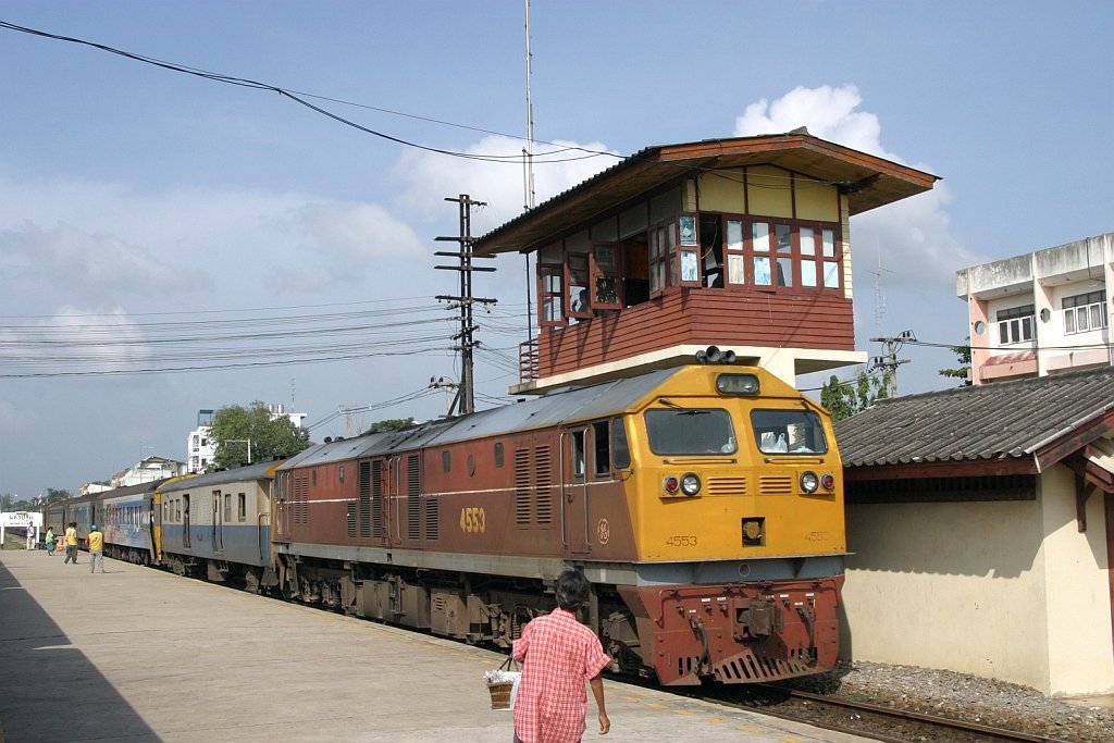 GEA 4553 in Nakhon Pathom mit Schnellzug nach Bangkok am 02.Nov.2005.
