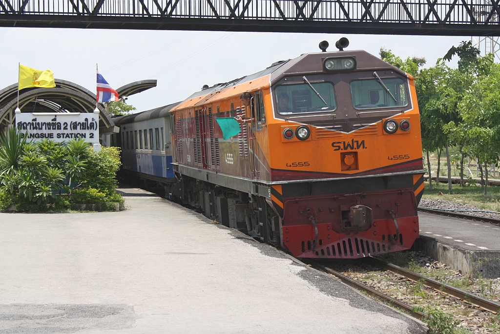 GEA 4555 (Co'Co', de, General Electric, Bj.1995) fhrt am 13.Mai 2012 aus dem Bf. Bang Sue in Richtung Hua Lamphong aus.

