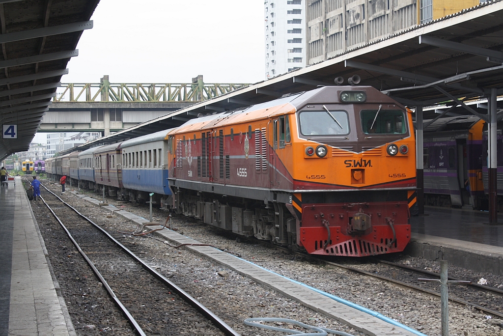 GEA 4555 (Co'Co', de, General Electric, Bj.1995) fhrt am 16.Mai 2012 in den Bf. Hua Lamphong ein. 

