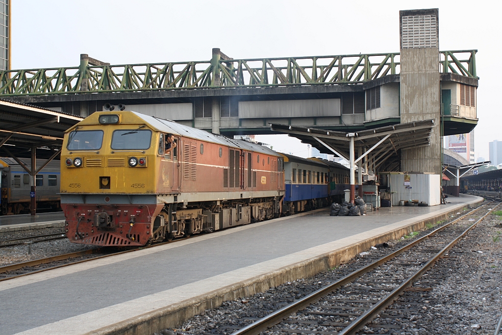 GEA 4556 (Co'Co', de, GE, Bauj.1995) verlsst am 12.Mrz 2011 mit dem EXP 83 nach Trang den bangkoker Bahnhof Hua Lamphong.
