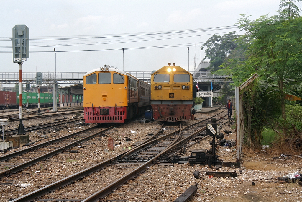 GEA 4556 (Co'Co', de, General Electric, Bj.1995) fhrt am 29.Oktober 2010 im Bf. Hat Yai Junction von Gleis 1 aus. Links wartet die Verschubreserve GEK 4027 (Co'Co', de, General Electric, Bj.1963, Fab.Nr. 34876)auf Ihren nchsten Einsatz.