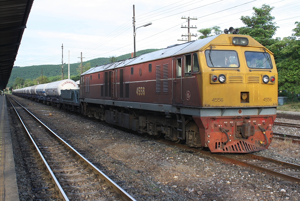 GEA 4556 (Co'Co', de, General Electric, Bj.1995) am 13.Juni 2011 mit einem Gaskesselzug in der Pak Chong Station.