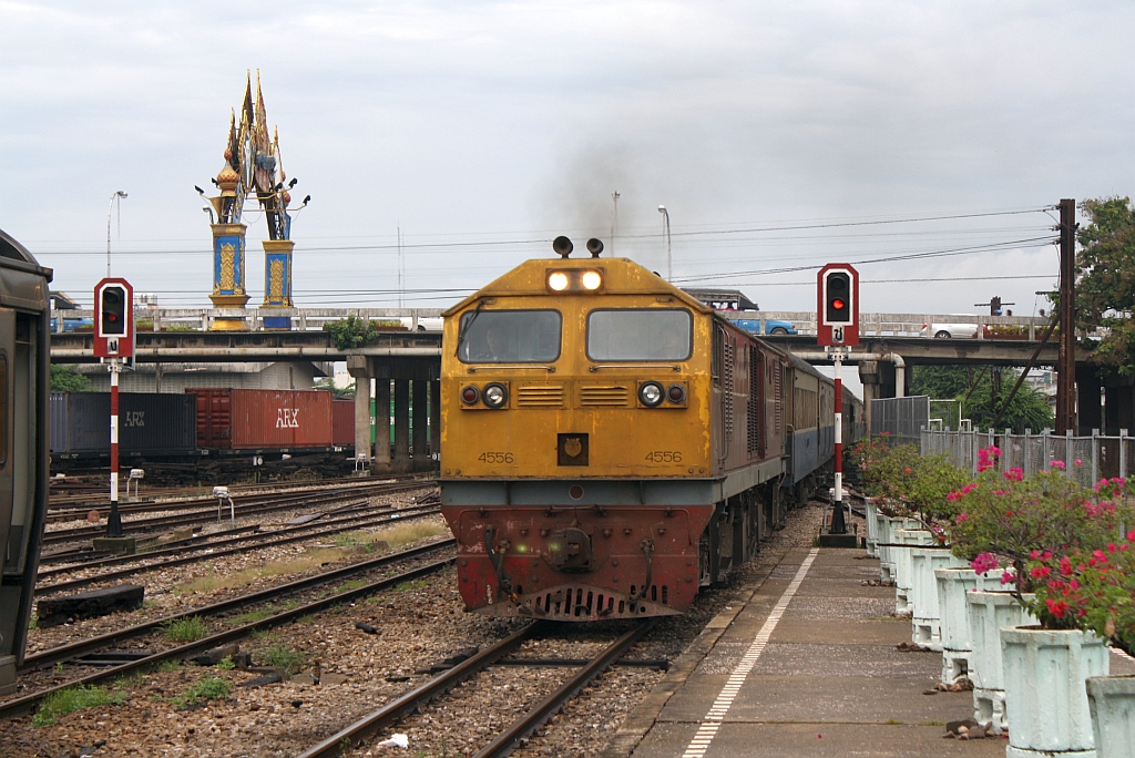 GEA 4556 fhrt am 29.Oktober 2010 aus Bangkok kommend in den Bf. Hat Yai Junction auf Gleis 1 ein.

