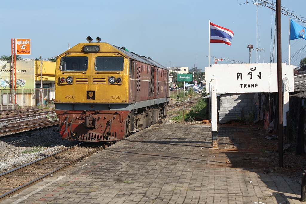 GEA 4556 wendet im Bf. Trang von EXP 83 auf EXP 84; 25.Oktober 2010