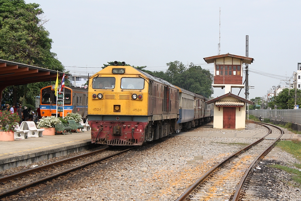 GEA 4557 (Co'Co', de, General Electric, Bj.1995) am 03.Juni 2012 im Bf. Nakhon Pathom in Richtung Bangkok fahrend.