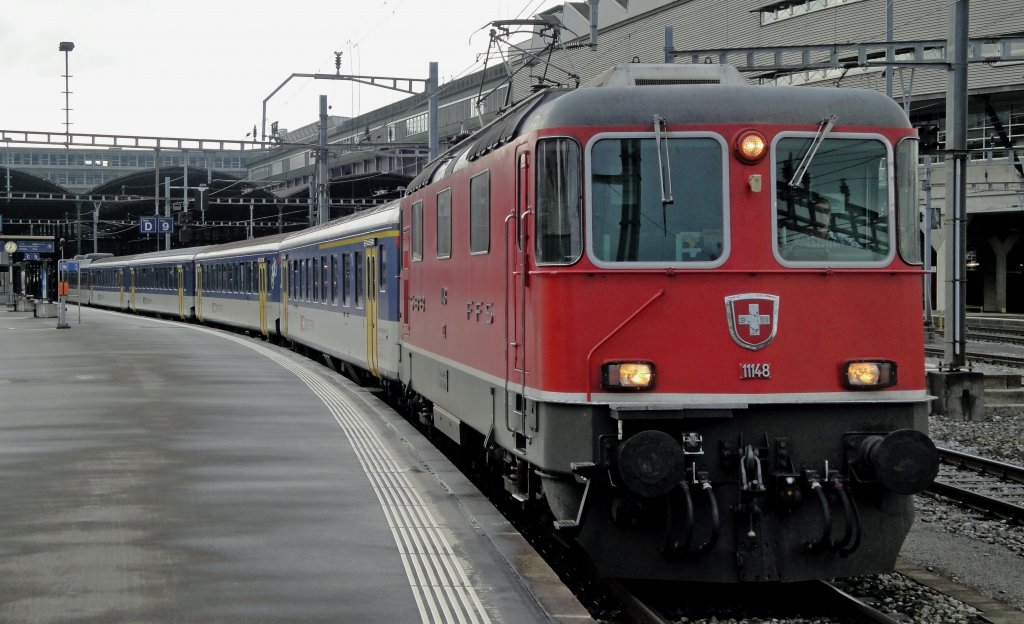 Genderte Formation: Anstelle eines RBDe 560 verkehren die beiden RE-Kompositionen Luzern-Olten seit wenigen Wochen mit einer Re 420. Ausserdem wurde in diesem Jahr weitergedacht und ein weiterer EW I B mitgegeben. Die Re 4/4  11148 bei der Fahrt ins Depot Luzern am 12.08.10, denn an Werktagabenden (nach 19:00 Uhr) werden die Umlufe durch Flirts gettigt.