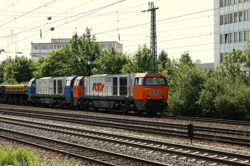 Geballte Dieselpower am mnchner Heimeranplatz: G2000 der RTS sowie eine G2000 mit Aufdruck Vossloh am 31.05.2011