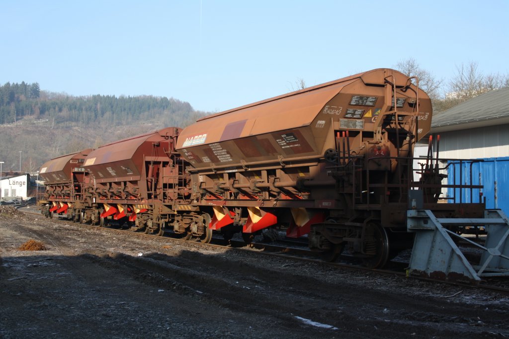 
Gedeckte Schüttgutwagen mit dosierbarer Schwerkraftentladung und vier Radsätzen (Tads-z) der Vermietungsfirma NACCO am 31.01.2011 in Siegen (Eintracht)