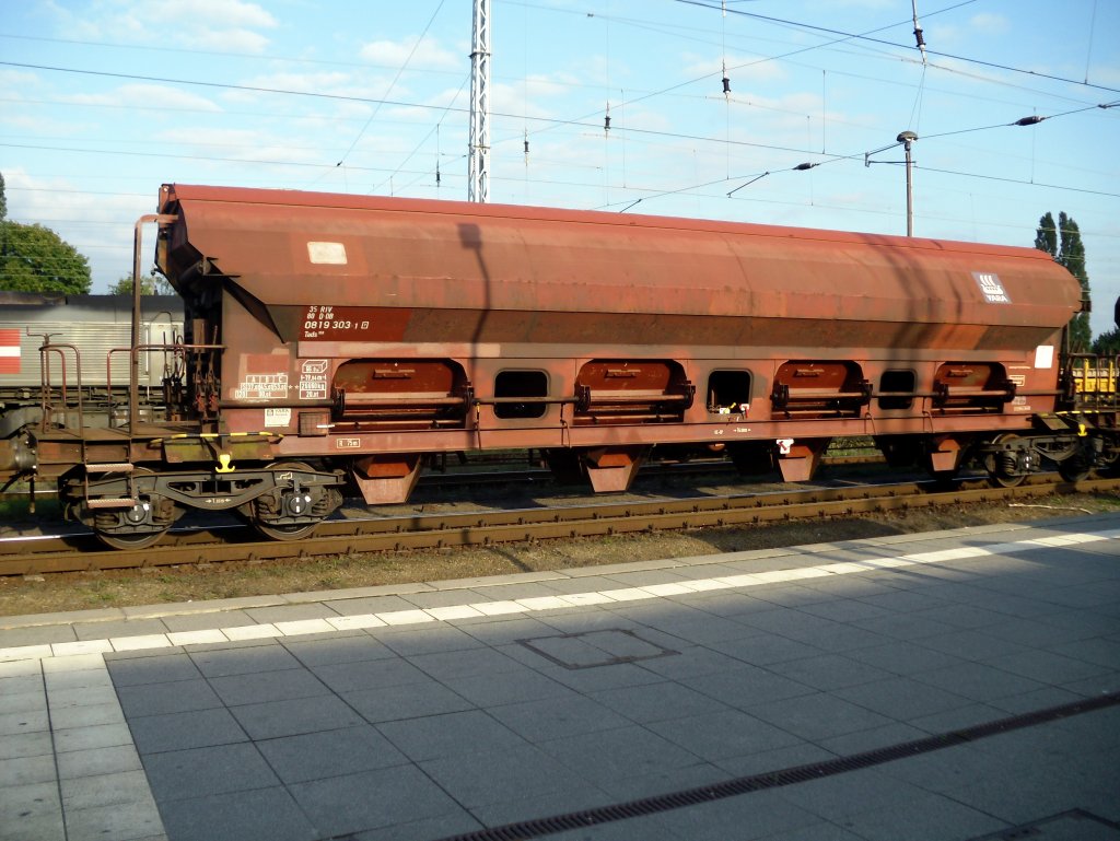 Gedeckter Sch�ttgutwagen der Bauart Tads (35 80 8019 303-1) im Bf Oranienburg am 01.10.2010.