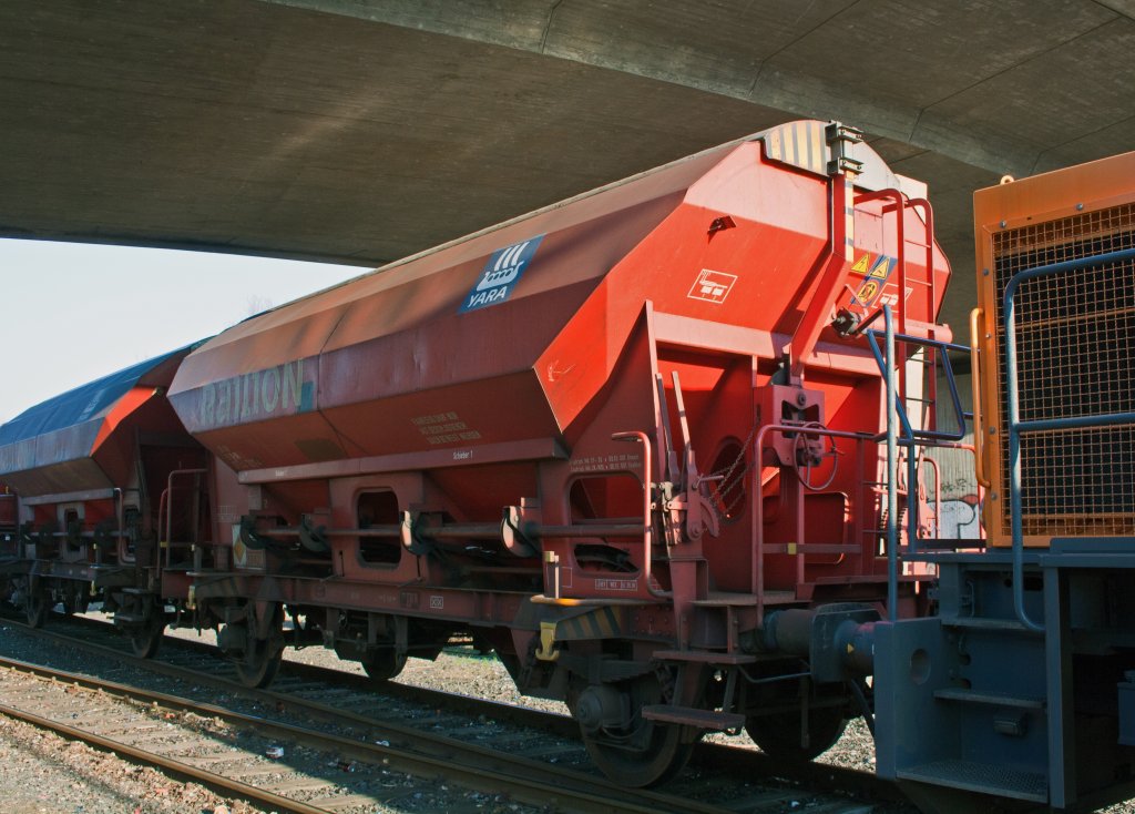 
Gedeckter Schüttgutwagen mit dosierbarer Schwerkraftentladung und zwei Radsätzen (Tds 937) der Railion am 03.03.2011 in Herdorf auf dem KSW-Gleis. In den Wagen wird Ammoniumnitrat zur Sprengstoff Herstellung zur Fa. Dynamit Nobel, Werk Burbach-Würgendorf gefahren.