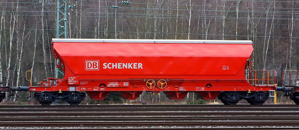 Gedeckter Sch�ttgutwagen mit schlagartiger Schwerkraft-Mittenentladung, mechanischem Klappenverschlusssystem und vier Rads�tzen (Getreidesilowaggon Tagnoos 898) 0651 246-1 der DB Schenker.