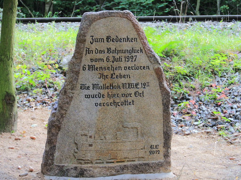 Gedenkstein auf dem Bahnparallelweg zwischen Steinerne Renne und Drei Ahnen Hohne. 
