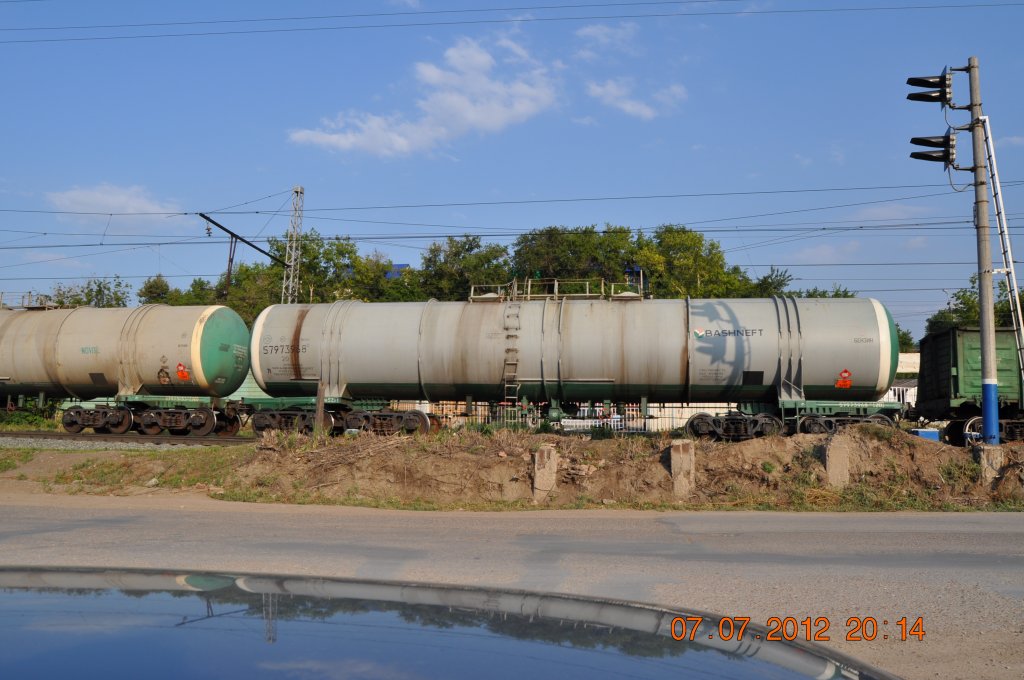 Gefahrgutkesselwagen der russischen Eisenbahn in der 8-achsigen Ausfhrung. Aufgenommen in der Nhe von Ufa (Baschkirien).