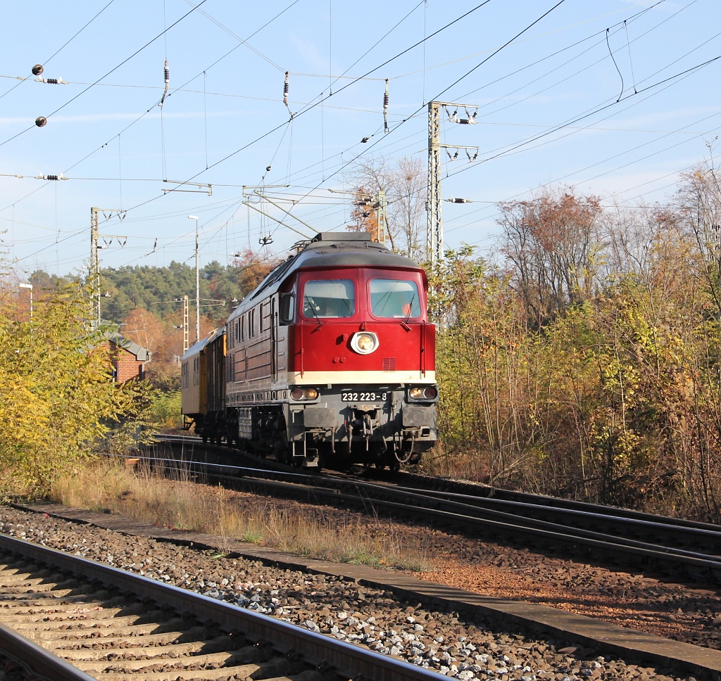 Gefolgt von der immer gern gesehenen 232 223-8 mit den zwei �blichen kleinen gelben Bauwagen am Haken. Aufgenommen am 06.11.2011 in Eichenberg.