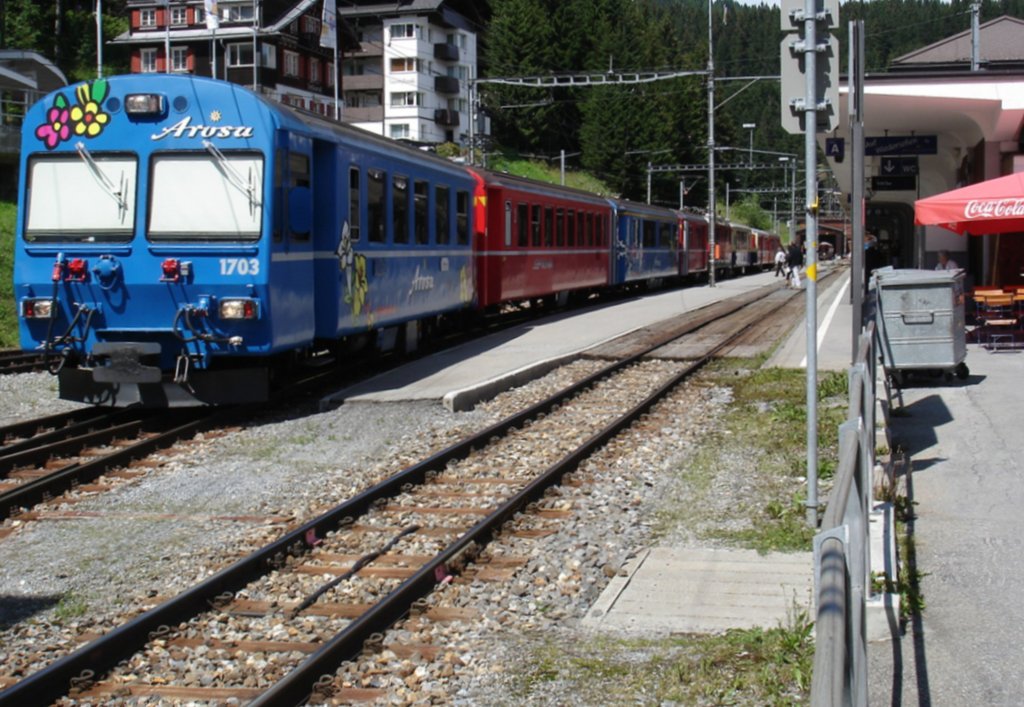 Gefhrt von Steuerwagen 1703 steht der R 1448 nach Chur am 08.08.10 in Arosa zur Abfahrt bereit. 